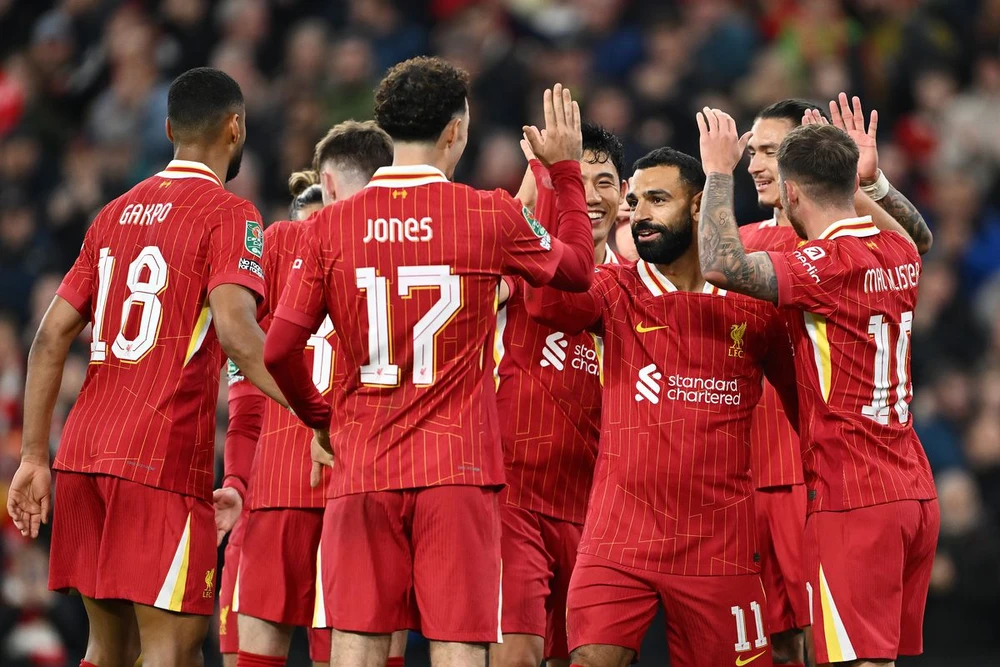 Mohamed Salah thực hiện thành công quả phạt đền để giúp Liverpool đánh bại Wolves 2-1.