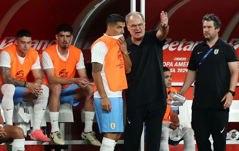 Luis Suarez bất ngờ đưa ra nhiều chỉ trích nhằm vào HLV Marcelo Bielsa.