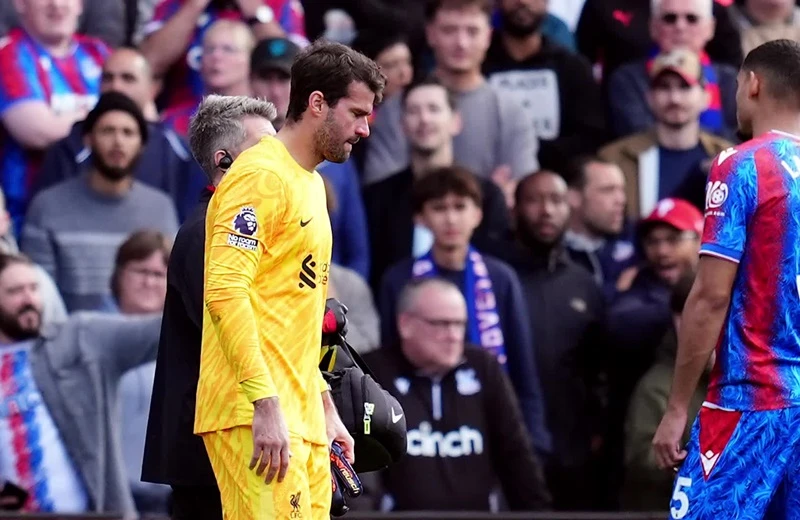 Thủ thành Alisson chấn thương trong chiến thắng 1-0 của Liverpool trước Crystal Palace.