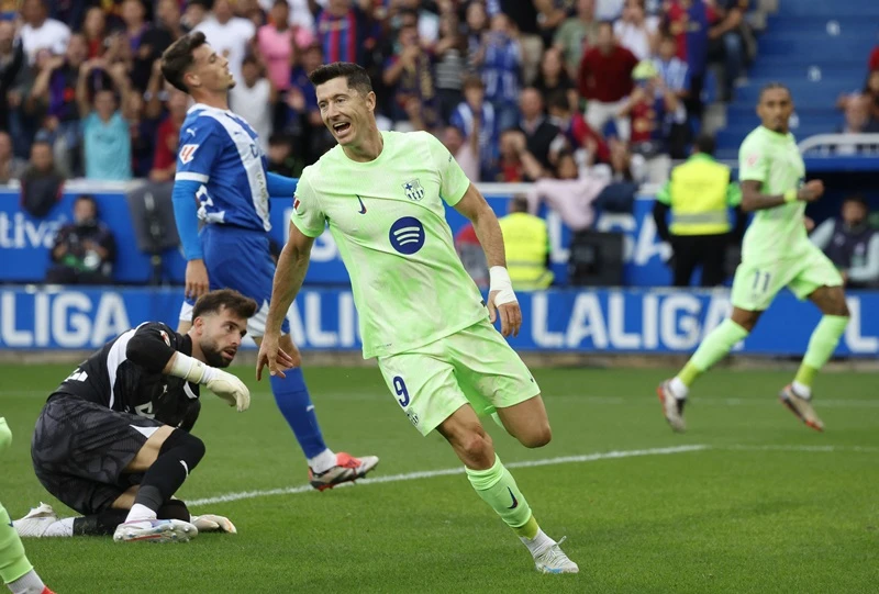 Robert Lewandowski ghi hat-trick trong 25 phút giúp Barcelona đánh bại chủ nhà Alaves 3-0.