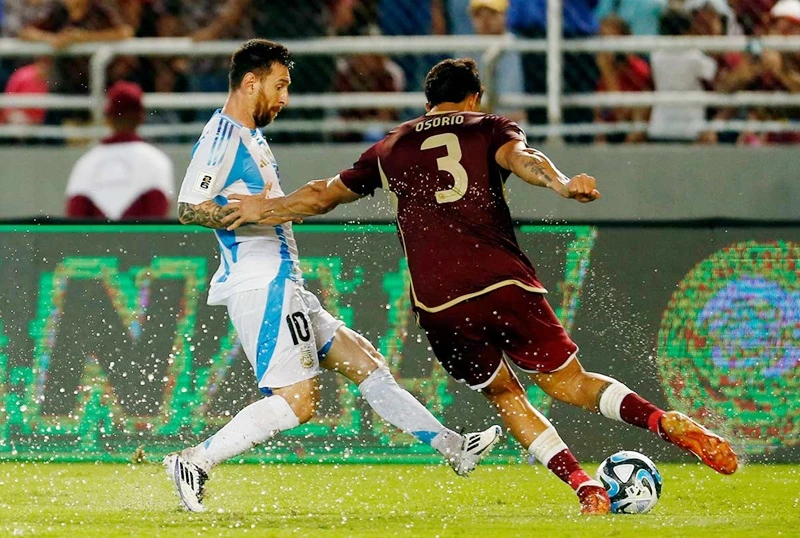 Lionel Messi và các cầu thủ Argentina phải chơi trên mặt sân sũng nước tại Venezuela.