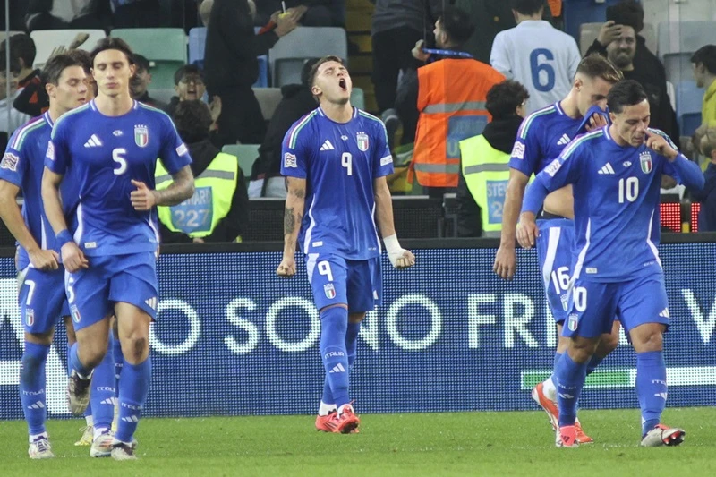 Italy thắng 4-1 trên sân nhà trước Israel để đặt một chân vào tứ kết UEFA Nations League.