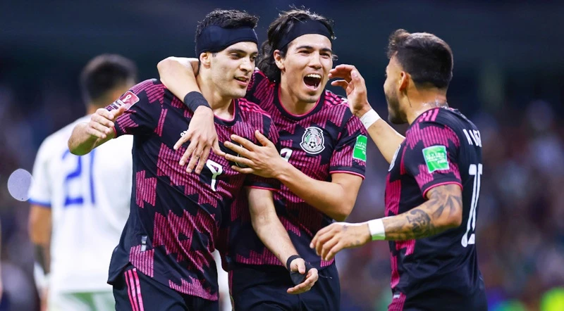 Mexico chấm dứt chuỗi 7 trận không thắng trước tuyển Mỹ bằng chiến thắng 2-0 trên sân nhà.