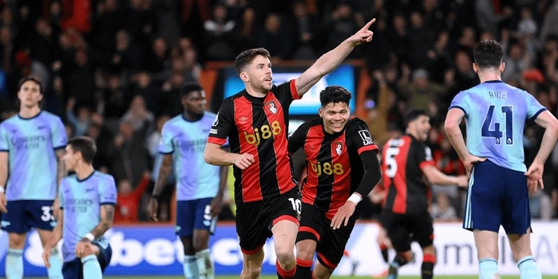 Lợi thế hơn người giúp Bournemouth giành chiến thắng 2-0 trước Arsenal tại sân Vitality.