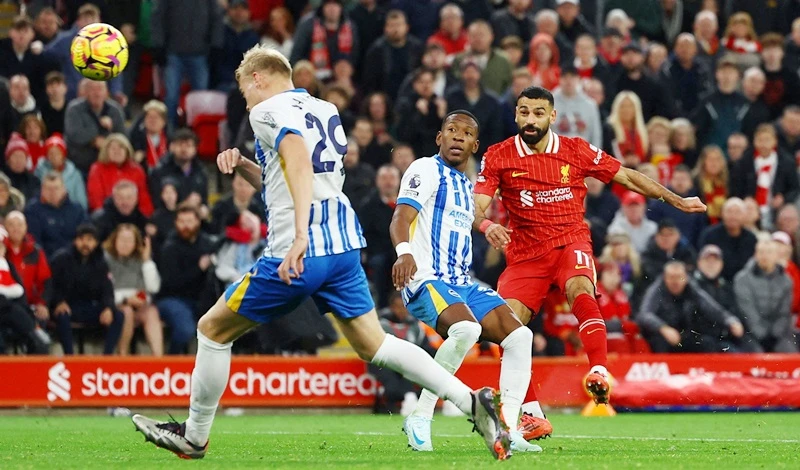 Mohamed Salah ghi bàn đẹp ở phút 72 giúp Liverpool ngược dòng thắng Brighton 2-1.