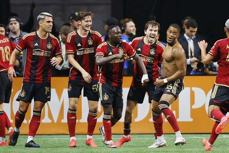 Xande Silva giúp Atlanta United nuôi hy vọng với màn ngược dòng thắng Inter Miami 2-1.