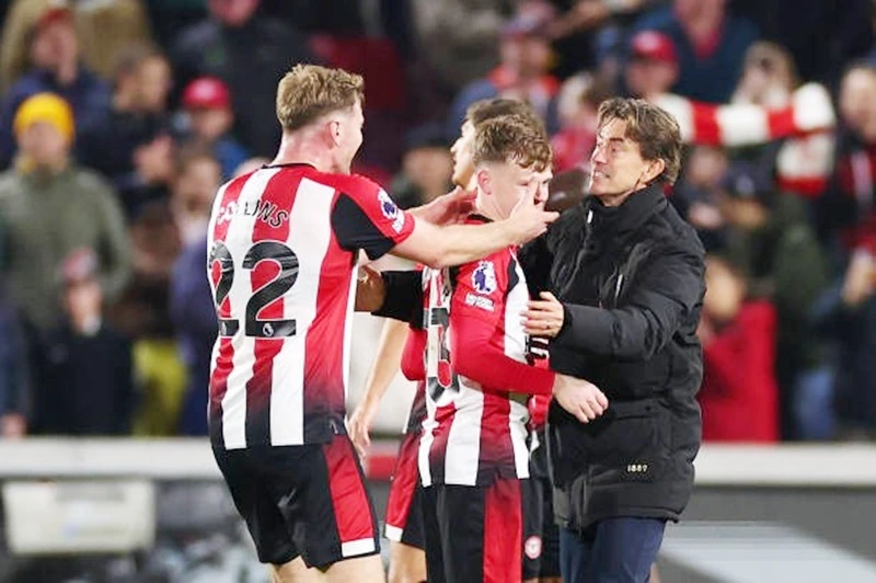 Niềm vui của tập thể Brentford sau trận thắng 3-2 trước Bournemouth