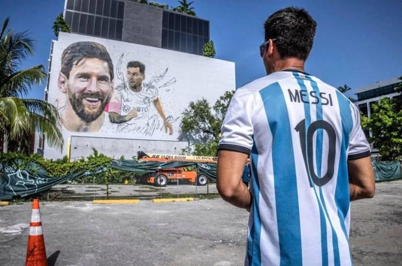 Liên đoàn bóng đá Paraguay (APF) cấm người hâm mộ nước nhà mặc áo đấu của… Lionel Messi trong cuộc tiếp đón tuyển Argentina.