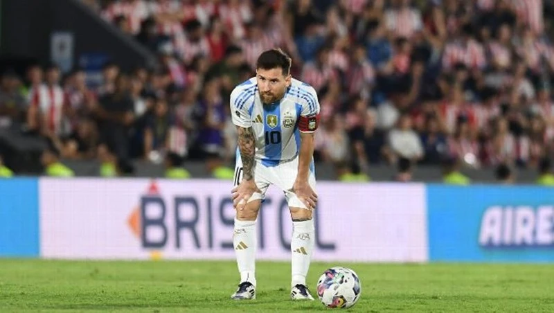 Lionel Messi gây thất vọng và chứng kiến Argentina thua 1-2 tại Paraguay.