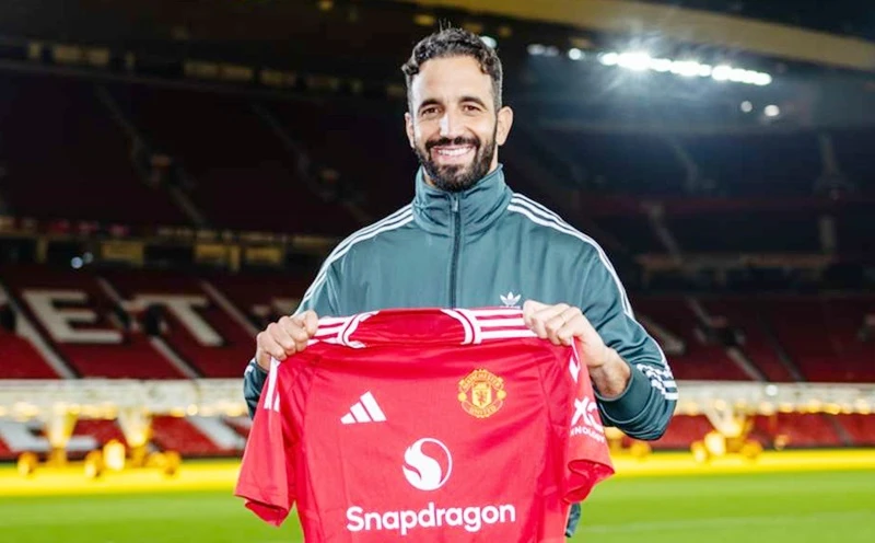 Tân HLV Ruben Amorim đã tham quan Old Trafford và cuộc phỏng vấn đầu tiên.