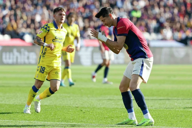 Barcelona nhận thất bại đầu tiên trên sân nhà ở mùa giải này khi thua Las Palmas 1-2.