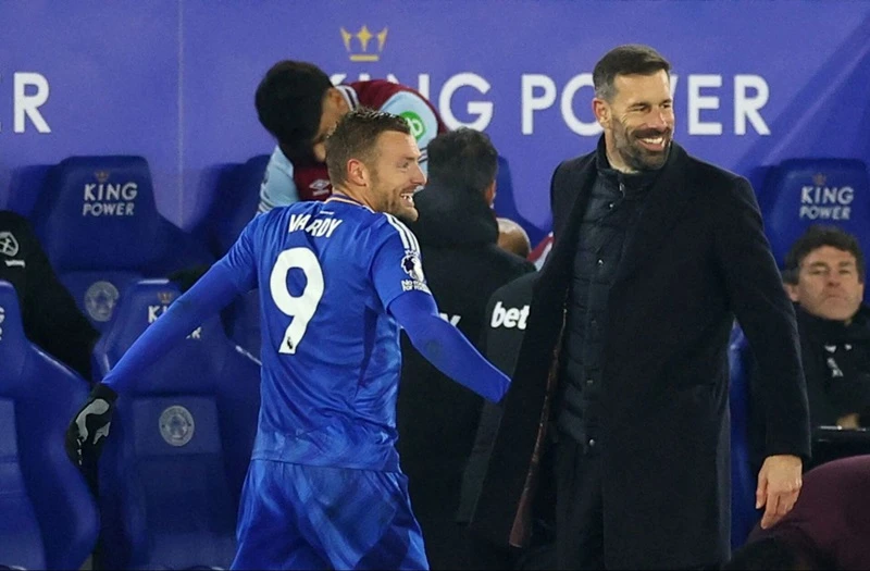 Jamie Vardy giúp HLV Ruud van Nistelrooy giành chiến thắng đầu tiên cùng Leicester.