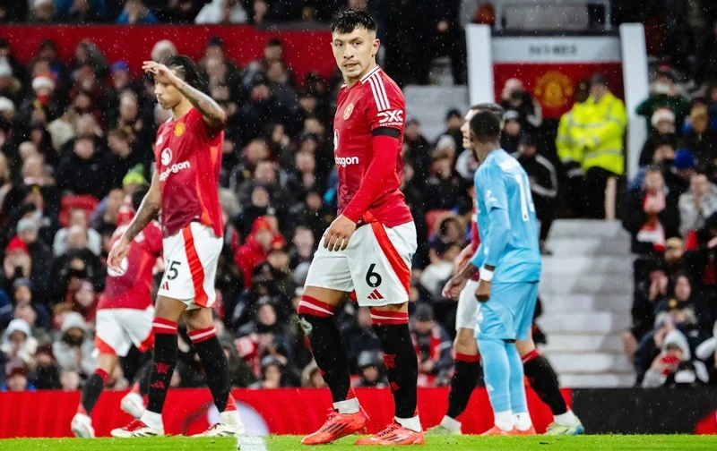 Man.United đã để thua Nottingham Forest tại Old Trafford sau 30 năm.