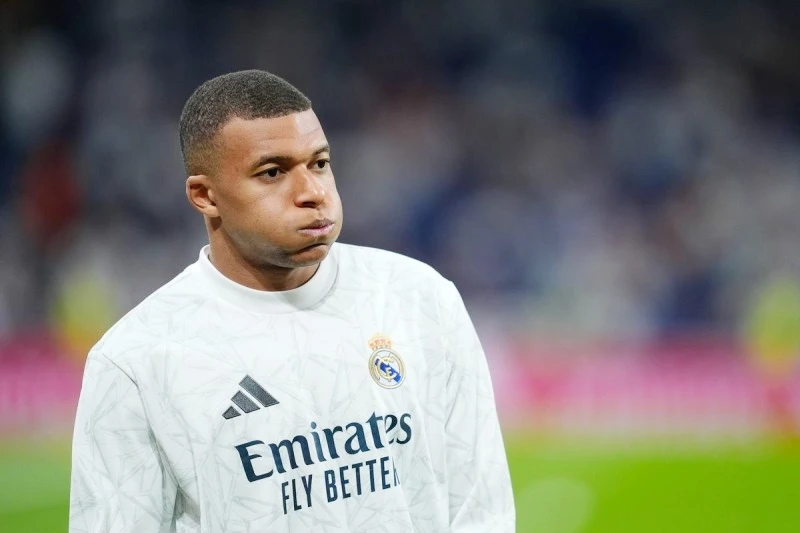 Kylian Mbappe cuối cùng cũng rũ bỏ được rắc rối từ… trên trời rơi xuống.