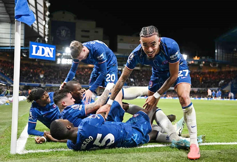 Chelsea thu hẹp khoảng cách với đội đầu bảng Premier League xuống còn 2 điểm sau chiến thắng 2-1 trước Brentford.