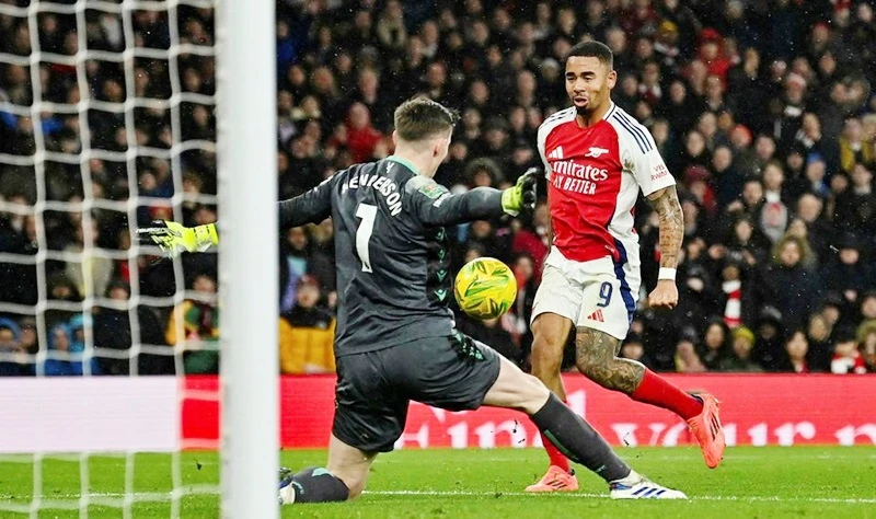 Gabriel Jesus bùng nổ bất ngờ khi ghi cú hat trick đầu tiên trong màu áo Arsenal.