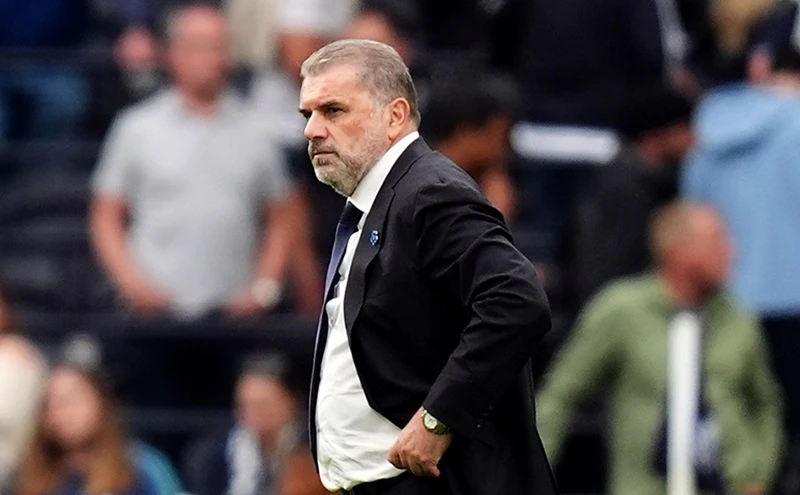 HLV Ange Postecoglou có vẻ “thấm đòn” vì sự khắc nghiệt của công việc tại Premier League.