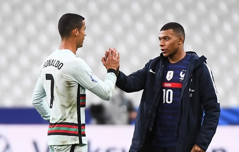 Kylian Mbappe từng nhiều lần đối đầu “thần tượng” Cristiano Ronaldo trên sân cỏ. 