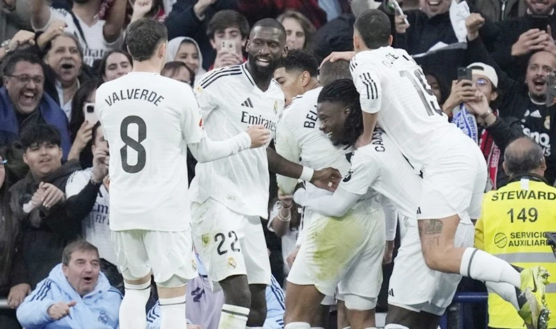 Real Madrid đánh bại Sevilla 4-2 qua đó khép lại năm với vị trí nhì bảng La Liga.