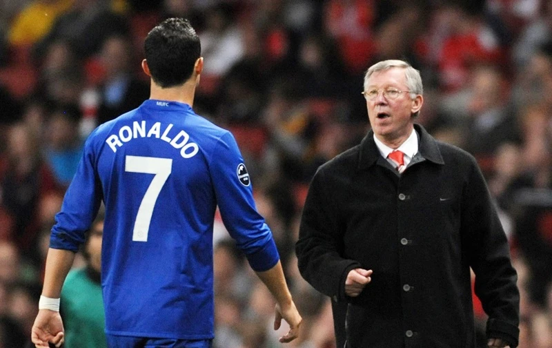 Sir Alex Ferguson khiến Cristiano Ronaldo phải bật khóc trước mặt các thành viên còn lại của Man.United.