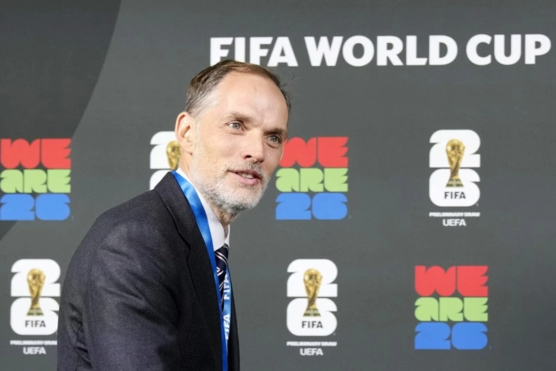 HLV Thomas Tuchel xuất hiện với tư cách HLV tuyển Anh ở lễ bốc thăm vòng loại World Cup 2026.