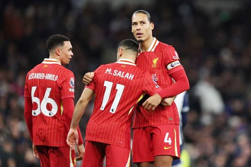 Virgil van Dijk cho biết anh yêu thích cuộc sống dưới quyền HLV Arne Slot.