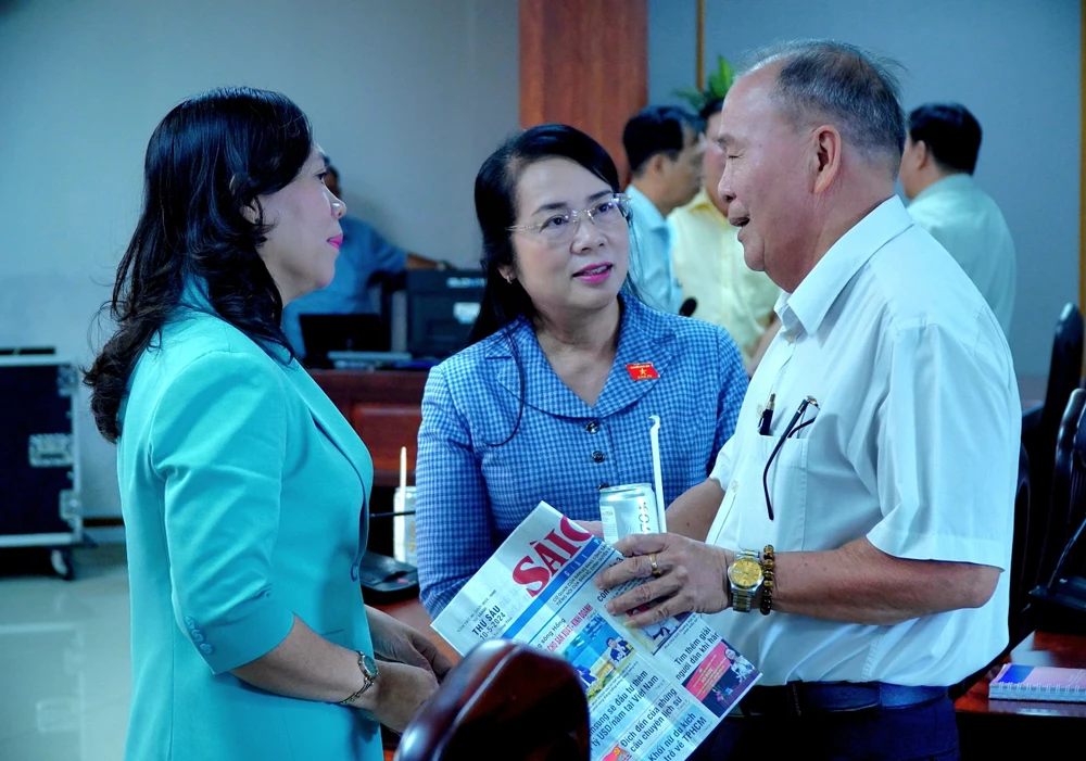Đồng chí Trần Kim Yến trao đổi với cử tri quận 3, TPHCM. Ảnh: THÀNH CHUNG