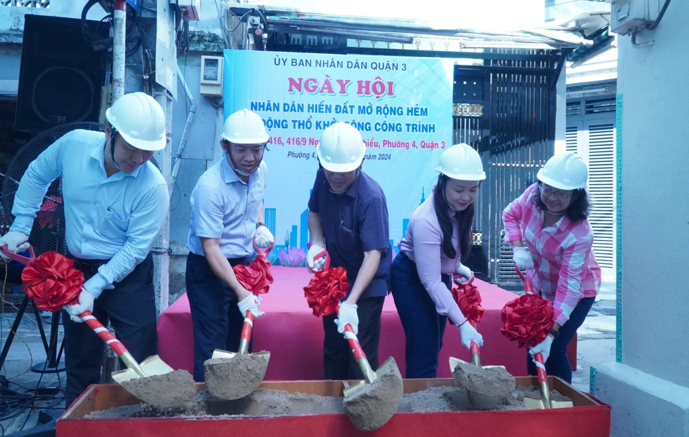 Lãnh đạo UBND quận 3 khởi công dự án mở rộng cụm hẻm 404, 416, 416/9 Nguyễn Đình Chiểu. Ảnh: THÀNH CHUNG