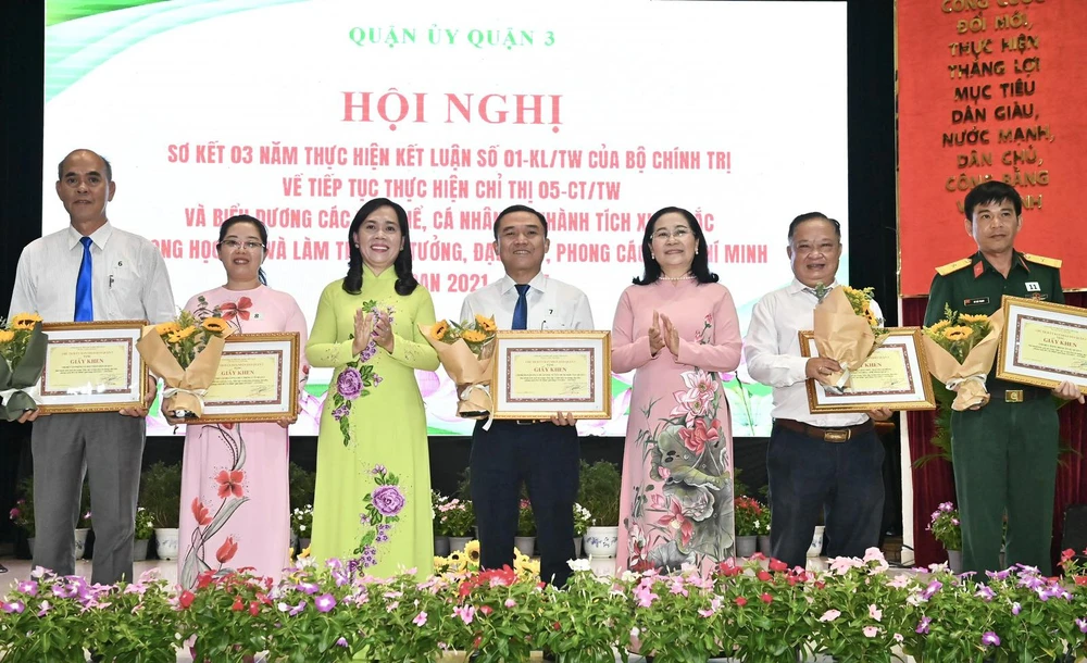 Đồng chí Nguyễn Thị Lệ, Phó Bí thư Thành ủy và đồng chí Nguyễn Thanh Xuân, Bí thư Quận ủy quận 3 trao giấy khen đến các tập thể, cá nhân điển hình. Ảnh: VIỆT DŨNG