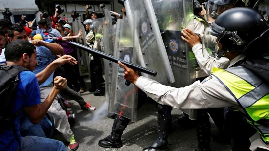 Cảnh sát ngăn chặn vụ bạo loạn tại Venezuela. Ảnh Reuters