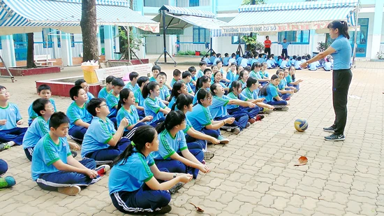 Một tiết học thể dục ngoài trời của học sinh Trường THCS Bình Tây (quận 6)