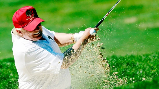 Từng chỉ trích cựu Tổng thống Mỹ Barack Obama về chuyện chơi golf, ông Donald Trump cũng đang dành thời gian thư giãn với golf