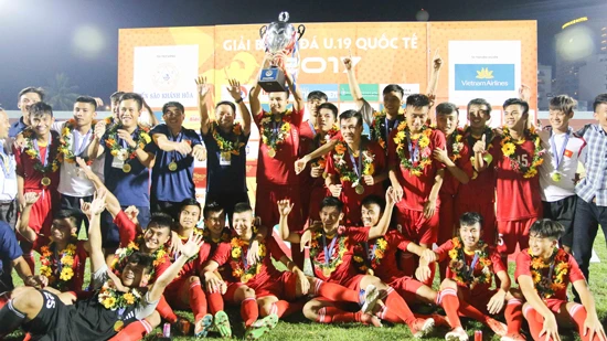 U19 Việt Nam đá ăn ý và thăng hoa khi giành cúp vô địch giải. Ảnh: t.l