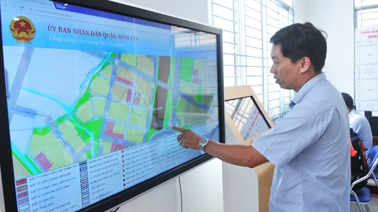  Xem thông tin quy hoạch quận Bình Tân qua cổng thông tin Ảnh: CAO THĂNG