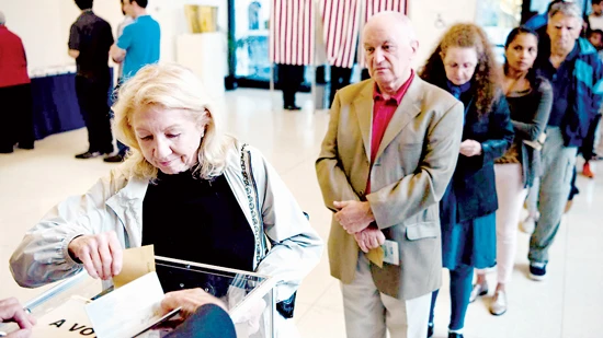 Kiều dân Pháp đi bỏ phiếu tại Đại sứ quán Pháp ở thủ đô Washington, Mỹ