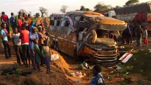 Hình ảnh chiếc xe buýt sau vụ tai nạn kinh hoàng tại Kenya khiến 27 người chết