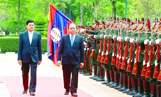  Thủ tướng Nguyễn Xuân Phúc và Thủ tướng Lào Thongloun Sisoulith duyệt Ðội danh dự ​