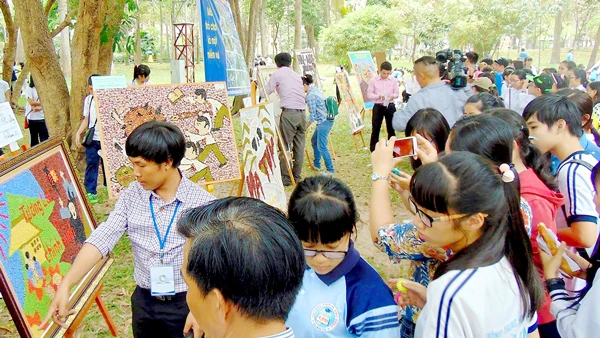 Thầy Đàm Lê Hà Giang (x) và các học sinh trong một buổi sinh hoạt ngoại khóa (ảnh do nhân vật cung cấp)