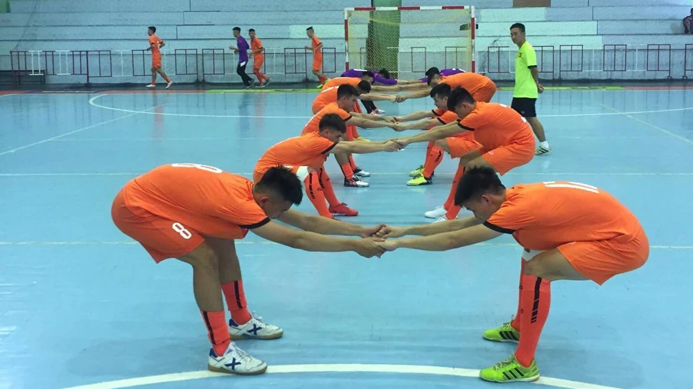 Các cầu thủ U20 futsal Việt Nam trong buổi tập đầu tiên tại Thái Lan. Ảnh: Anh Trần