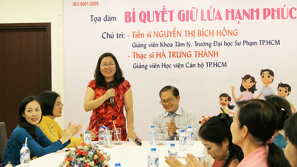 TS Nguyễn Thị Bích Hồng trò chuyện tại buổi tọa đàm Bí quyết giữ lửa hạnh phúc do Nhà Văn hóa Phụ nữ tổ chức 