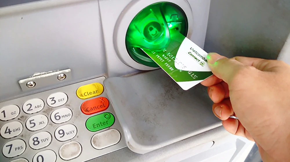 Các ngân hàng cần lắp đặt phần mềm và thiết bị Anti - Skimming tại các máy ATM để bảo vệ khách hàng