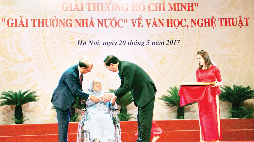Chủ tịch nước Trần Đại Quang ân cần trao bà Nguyễn Thị San giải thưởng Hồ Chí Minh cho nhà văn Xuân Thiều