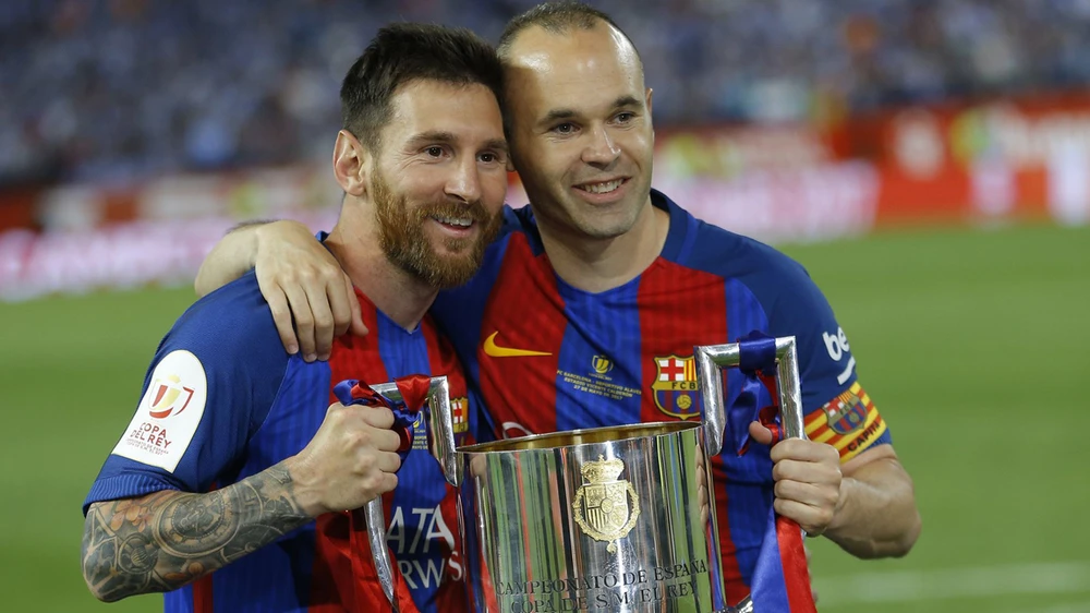 Messi và đội trưởng Iniesta mừng danh hiệu Cúp Nhà Vua.