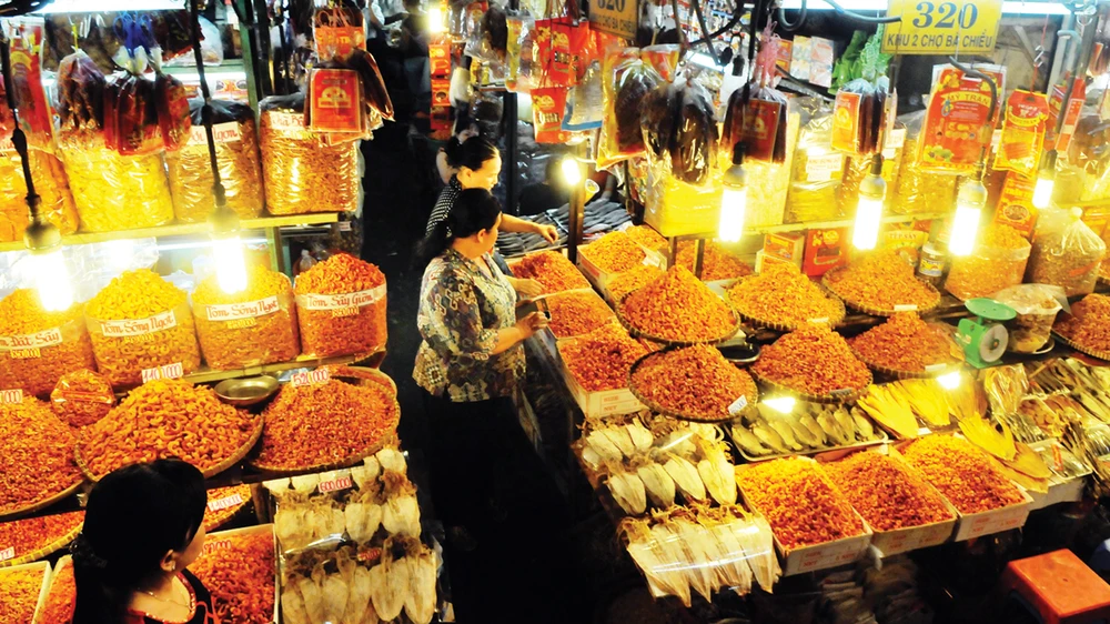 Các hộ kinh doanh thực phẩm khô tại chợ Bà Chiểu, TPHCM Ảnh: Thành Trí