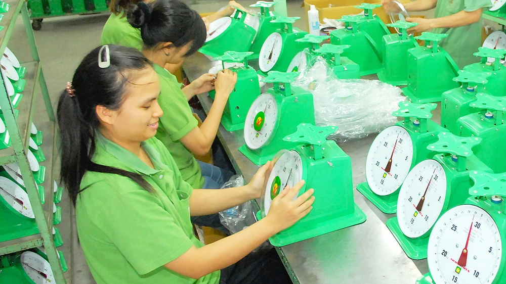 Sản xuất tại Công ty Nhơn Hòa Ảnh: CAO THĂNG