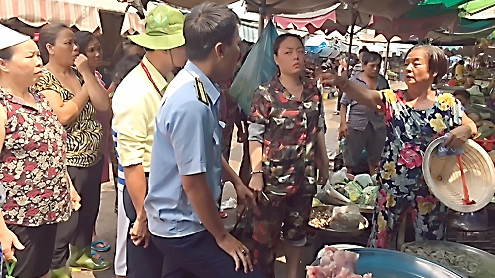 Cuộc đôi co giữa cán bộ trật tự đô thị phường Tân Định với người dân trước chốt dân phòng bỏ hoang
