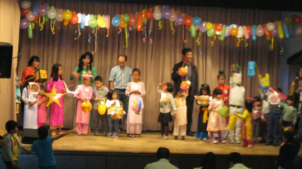 Cộng đồng người Việt tại bang Badenwürttemberg tổ chức tết thiếu nhi cho các cháu người Đức gốc Việt Ảnh: M.Thuật