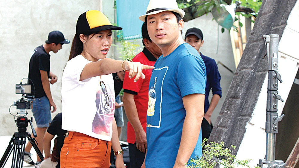 Đạo diễn Giang Thanh trao đổi với ê kip trên phim trường quay TVC quảng cáo. 