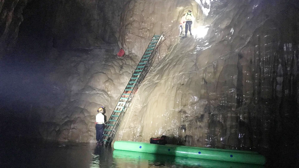Lãnh đạo Sở TNMT tỉnh Quảng Bình khẳng định giải pháp lắp thang nêu trên có ảnh hưởng đến các quá trình địa chất nhưng không đáng kể