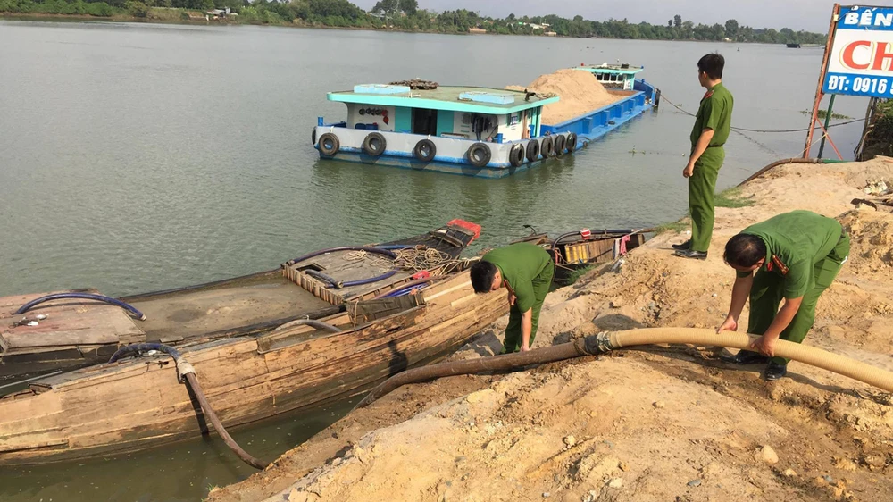 Công an tỉnh Đồng Nai phát hiện và bắt giữ một vụ khai thác cát trái phép trên sông Đồng Nai